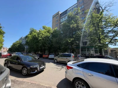 Центр міста. 2 поверх. 82м2. Частковий ремонт. Цегляний буди