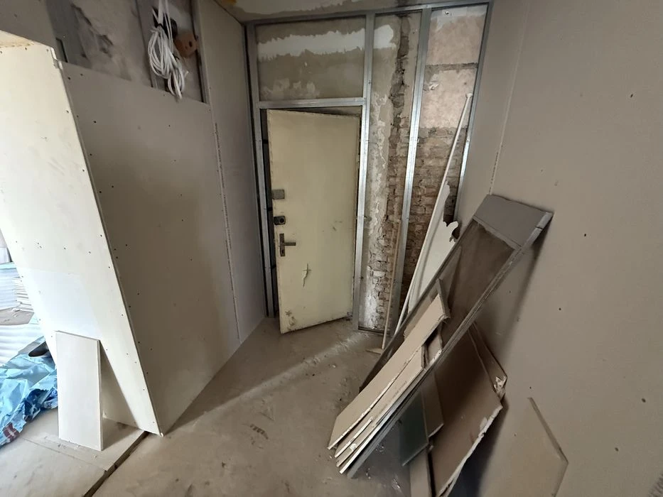 Центр міста. 2 поверх. 82м2. Частковий ремонт. Цегляний буди