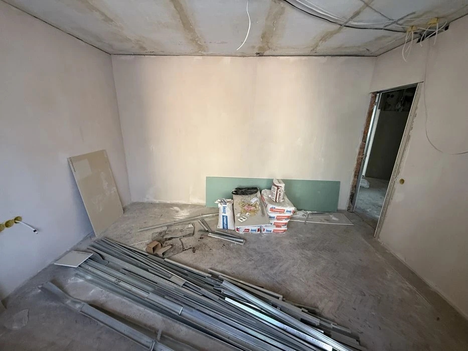 Центр міста. 2 поверх. 82м2. Частковий ремонт. Цегляний буди