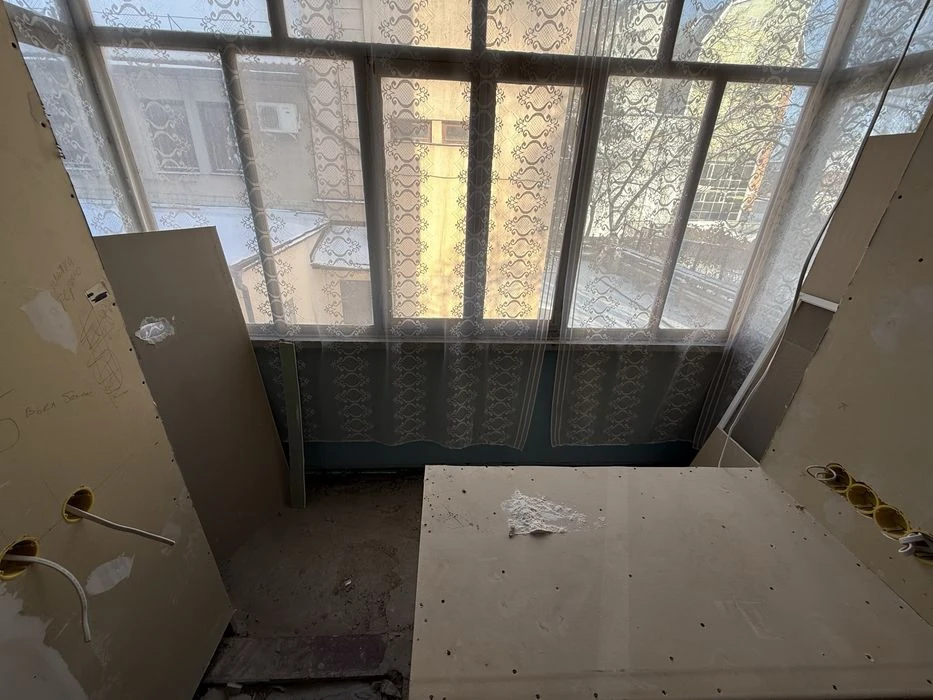 Центр міста. 2 поверх. 82м2. Частковий ремонт. Цегляний буди