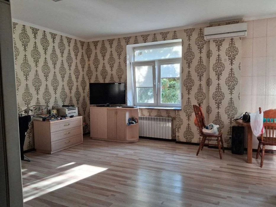 Selling a 3-room apartment near the Central Market metro station, South Railway.