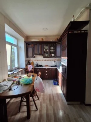 Selling a 3-room apartment near the Central Market metro station, South Railway.