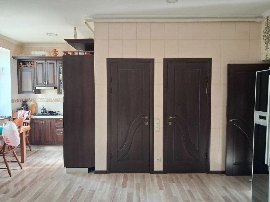 Selling a 3-room apartment near the Central Market metro station, South Railway.