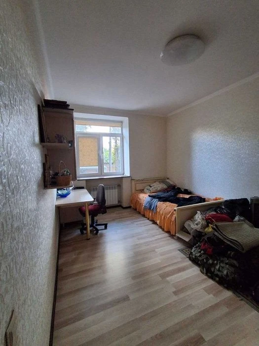 Selling a 3-room apartment near the Central Market metro station, South Railway.