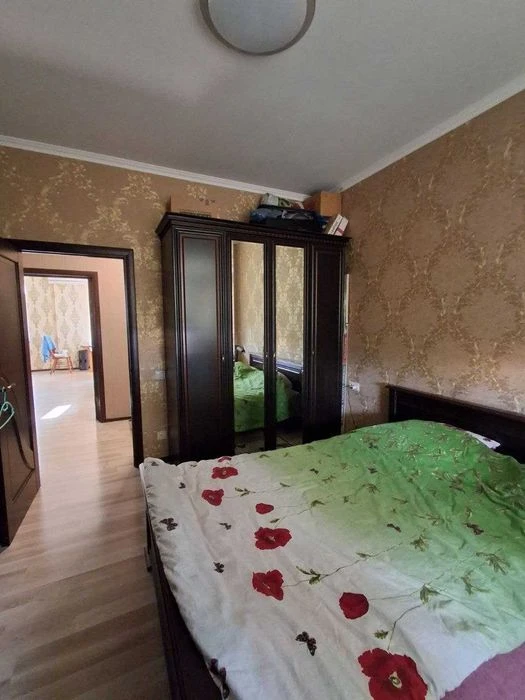 Selling a 3-room apartment near the Central Market metro station, South Railway.