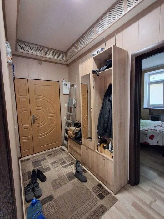 Selling a 3-room apartment near the Central Market metro station, South Railway.