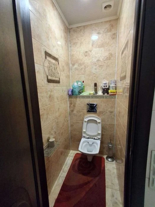 Selling a 3-room apartment near the Central Market metro station, South Railway.