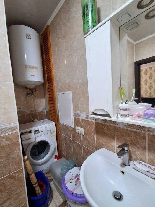 Selling a 3-room apartment near the Central Market metro station, South Railway.