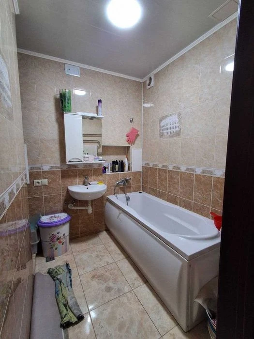 Selling a 3-room apartment near the Central Market metro station, South Railway.