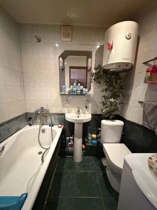 Selling a 3-room apartment in Saltovka. Real estate.