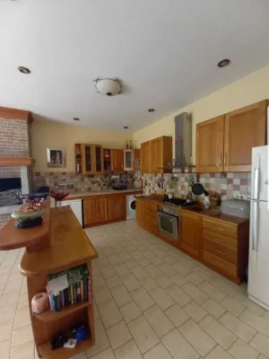14th century B. Fontana! House in a closed cooperative! 12 acres! 1A37