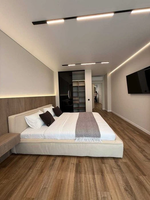 I am selling a designer 3-room apartment, near the city lake