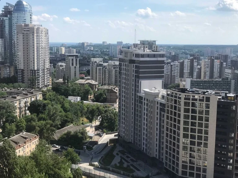 I will sell a special apartment in the center of Pechersk, 157 m 2, m "Pecher