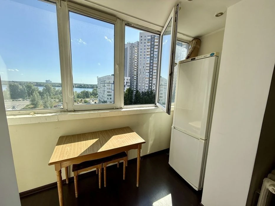 Large super view 1-room Vyshnyakivska street 1 metro 1 km house