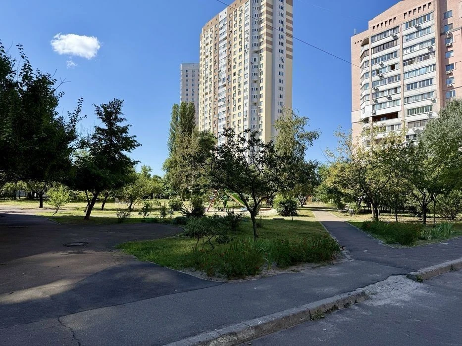 Large super view 1-room Vyshnyakivska street 1 metro 1 km house