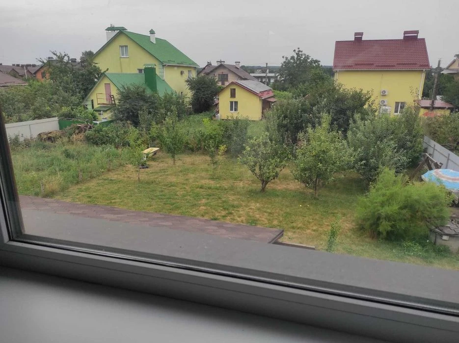 2-story building, near "Grosh" on Nemyrivske highway, 10