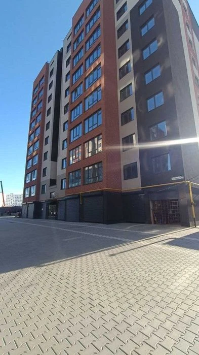 Продаж  1 квартири на Озерній