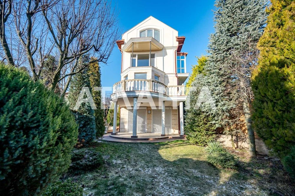For sale is a good owner's house on Chubaevka street. District