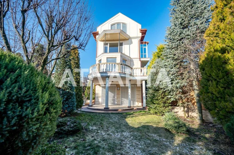 For sale is a good owner's house on Chubaevka street. District