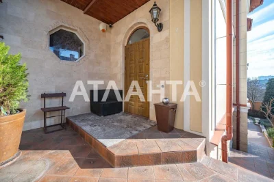 For sale is a good owner's house on Chubaevka street. District