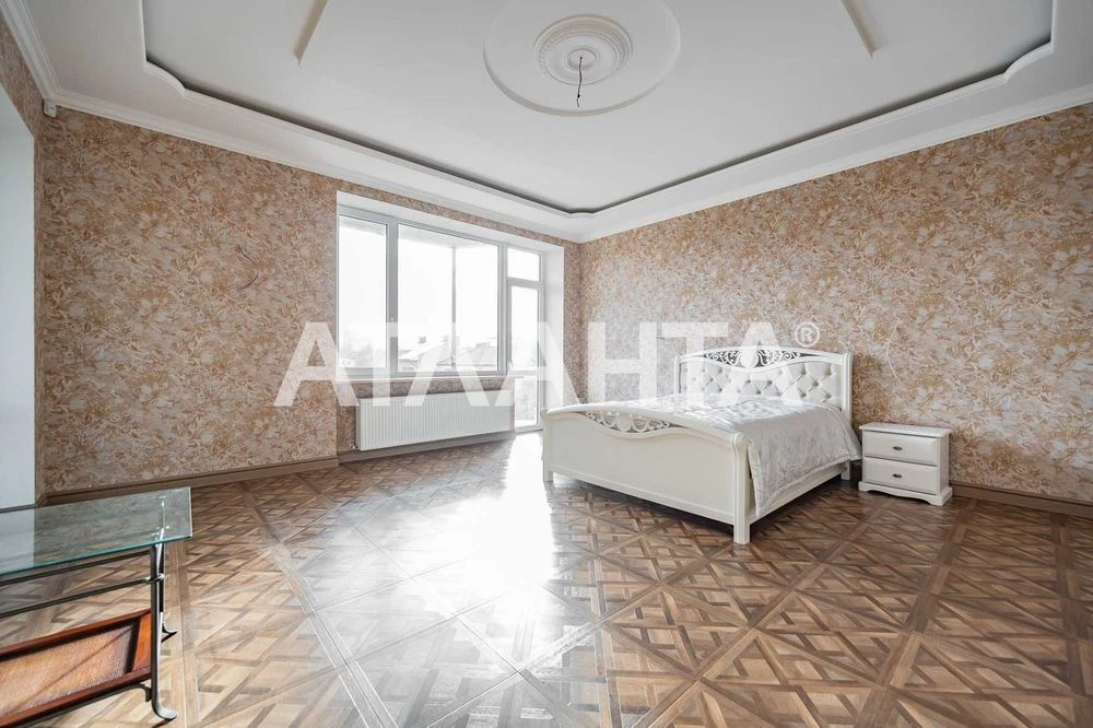 For sale is a good owner's house on Chubaevka street. District