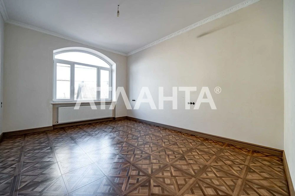For sale is a good owner's house on Chubaevka street. District