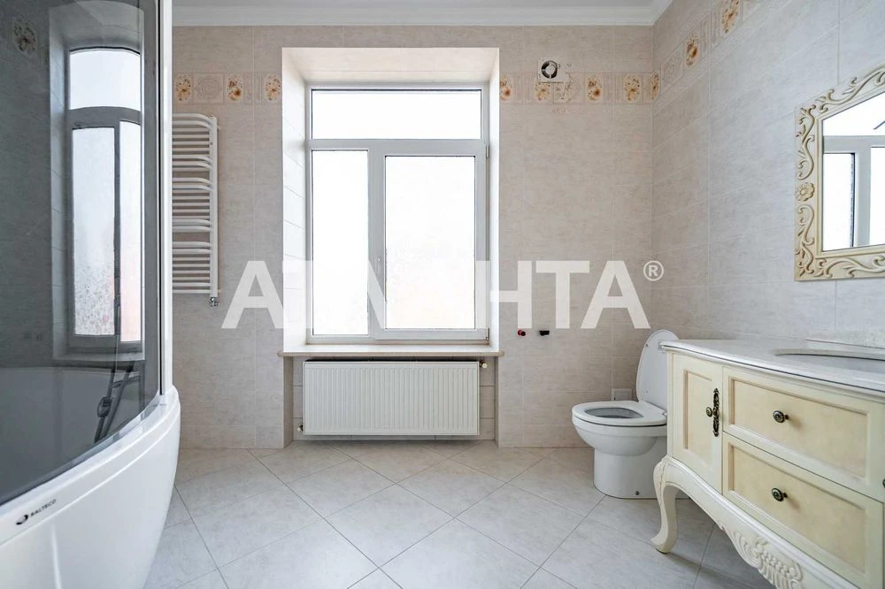For sale is a good owner's house on Chubaevka street. District