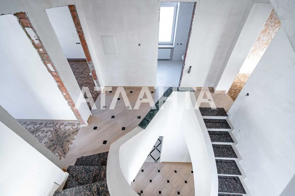 For sale is a good owner's house on Chubaevka street. District