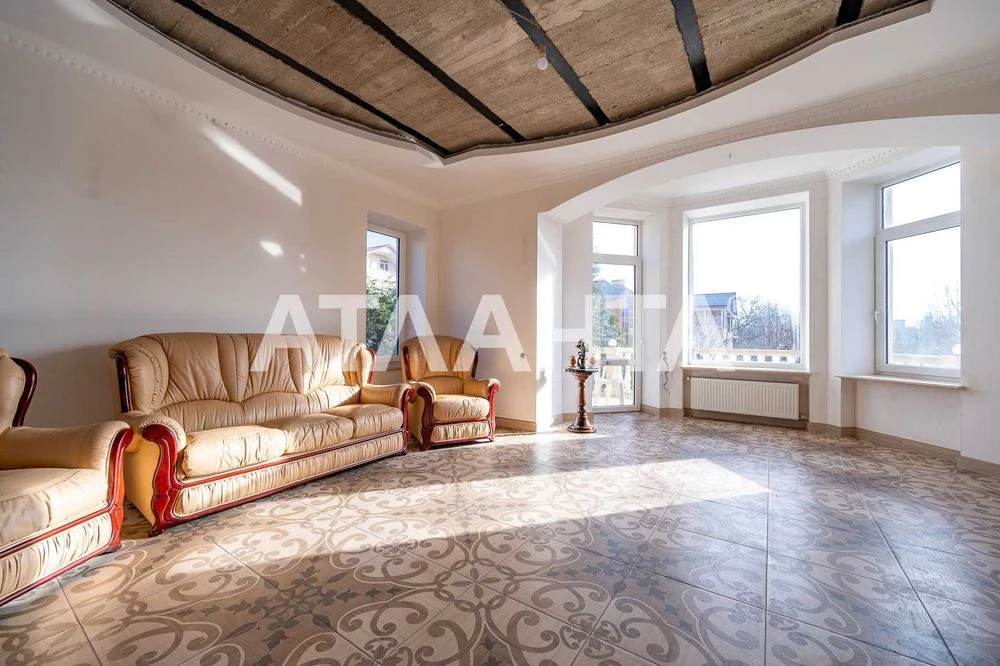 For sale is a good owner's house on Chubaevka street. District