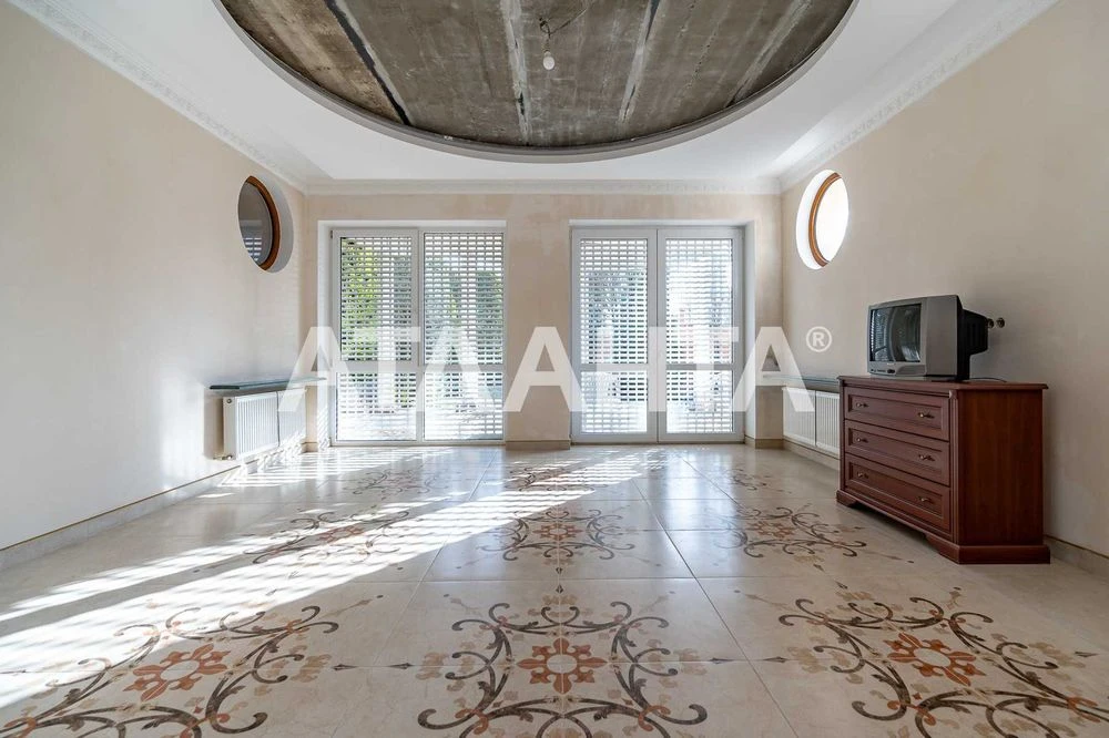 For sale is a good owner's house on Chubaevka street. District