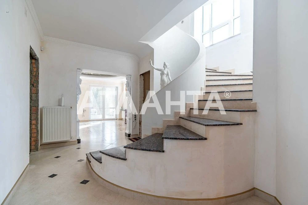 For sale is a good owner's house on Chubaevka street. District