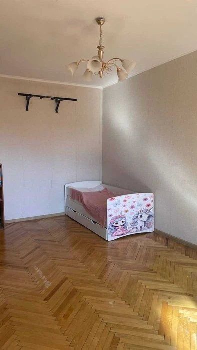 I am selling a 2-room apartment.