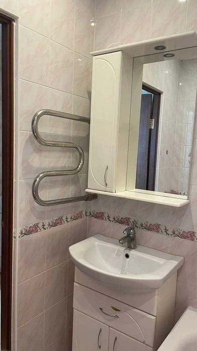I am selling a 2-room apartment.