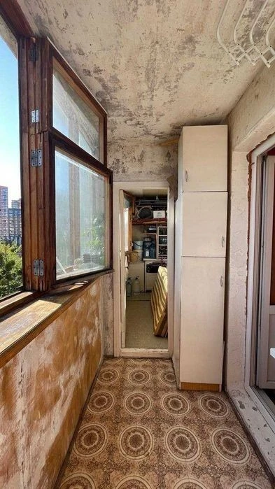 I am selling a 2-room apartment.