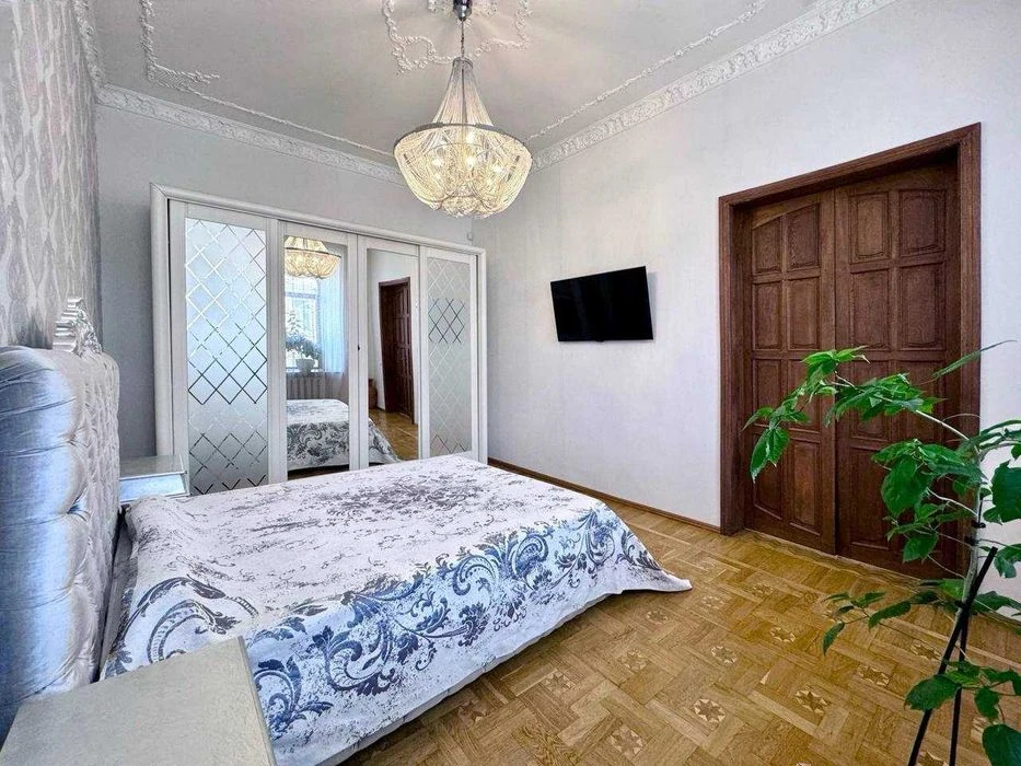 Продается 3-комнатная квартира на Канатной, Приморский р-