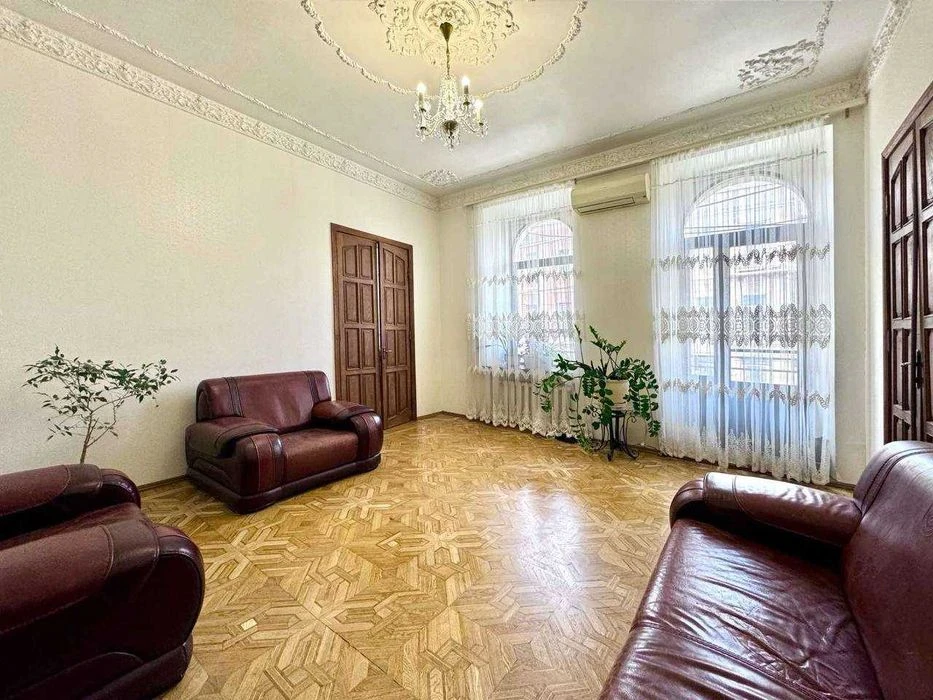 Продается 3-комнатная квартира на Канатной, Приморский р-