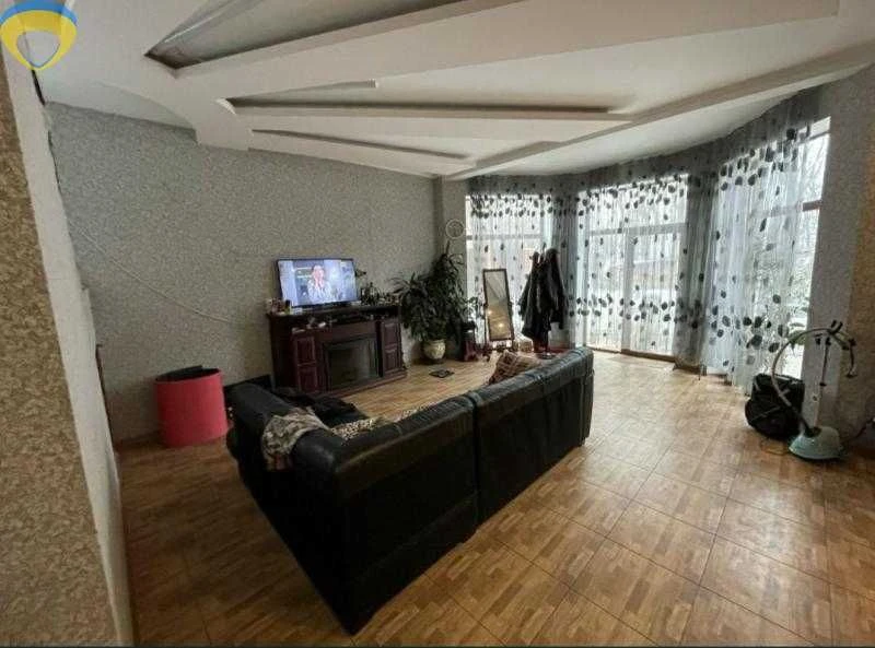 The price is reduced by 50 thousand! Renovated and furnished house!!