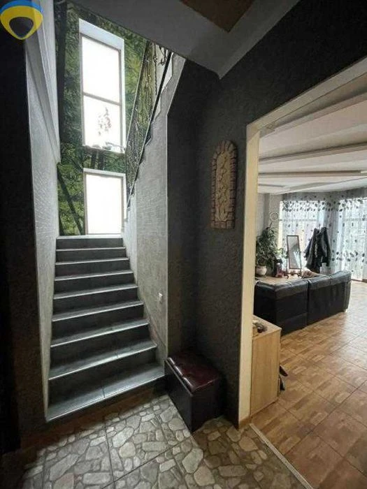 The price is reduced by 50 thousand! Renovated and furnished house!!