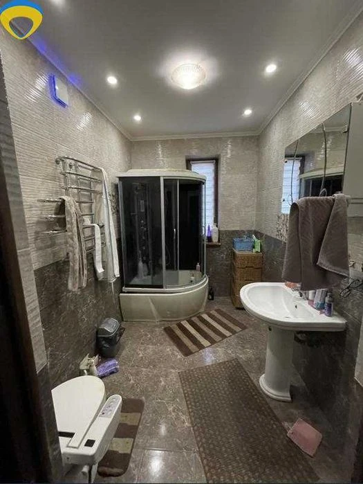 The price is reduced by 50 thousand! Renovated and furnished house!!