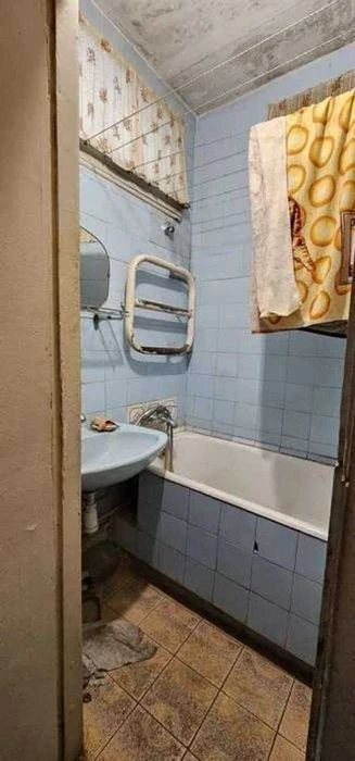 For sale 3-room apartment on Lesya Ukrainka Blvd. 24, 64 sq m.