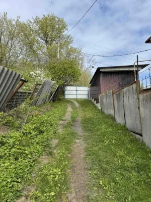 Частина будинку на 2 кімнати у самому центрі міста з неймові