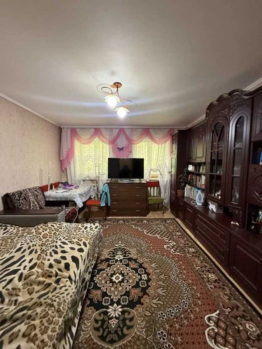 Частина будинку на 2 кімнати у самому центрі міста з неймові