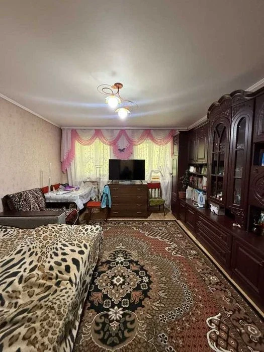Частина будинку на 2 кімнати у самому центрі міста з неймові
