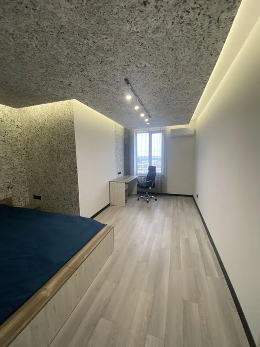 Продаж великої квартири  студії 65 кв.м з ремонтом