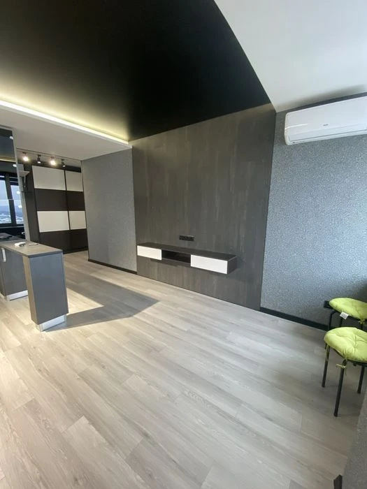 Продаж великої квартири  студії 65 кв.м з ремонтом