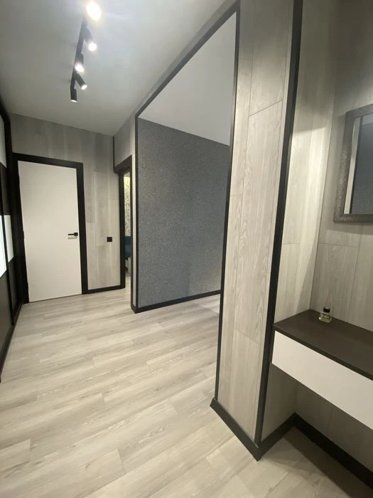 Продаж великої квартири  студії 65 кв.м з ремонтом