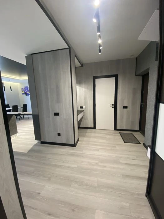 Продаж великої квартири  студії 65 кв.м з ремонтом