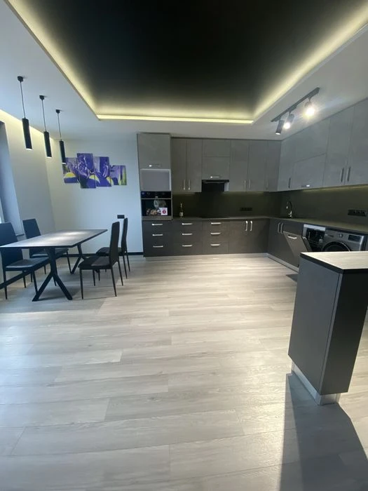 Продаж великої квартири  студії 65 кв.м з ремонтом