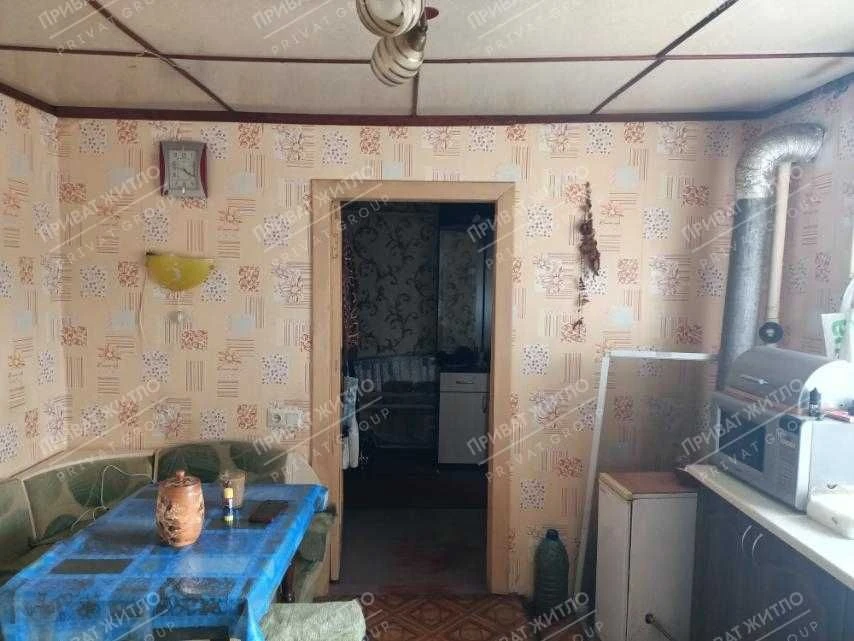Частина будинку з окремим двором біля річки.