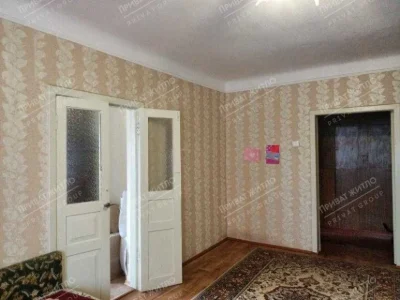 Частина будинку з окремим двором біля річки.